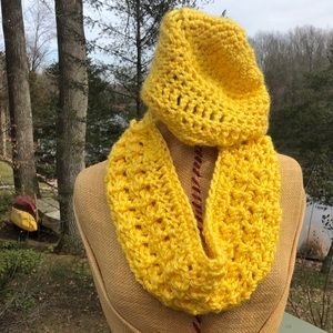 Hand crocheted yellow cowl and skull cap nwt